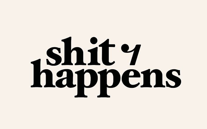 Shit happens Logo (Bildquelle: Shit happens | https://www.instagram.com/p/COLneRcD4iv/)