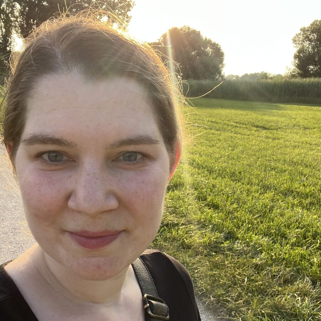 Lydia in der Sonne auf einem Feld