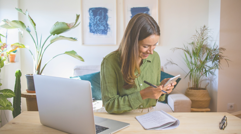 Eine Beraterin vernetzt sich online mit anderen Fachpersonen.